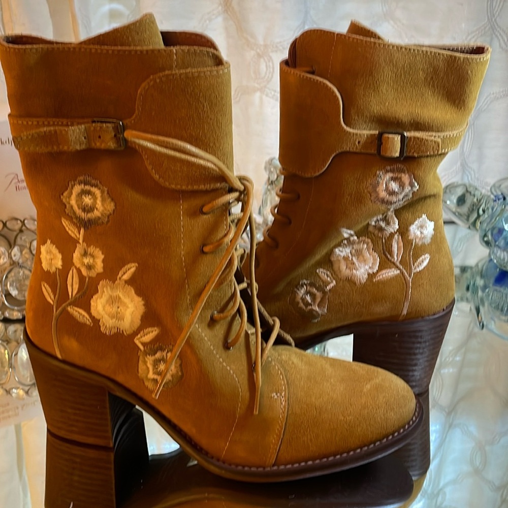 Sundance + Vera Cruz mid-calf suede boots. Lace-up & Embroidered 40 (9.5-10) NWT - Picture 2 of 9